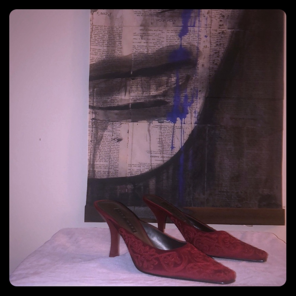 Elegant red open back heels 👠